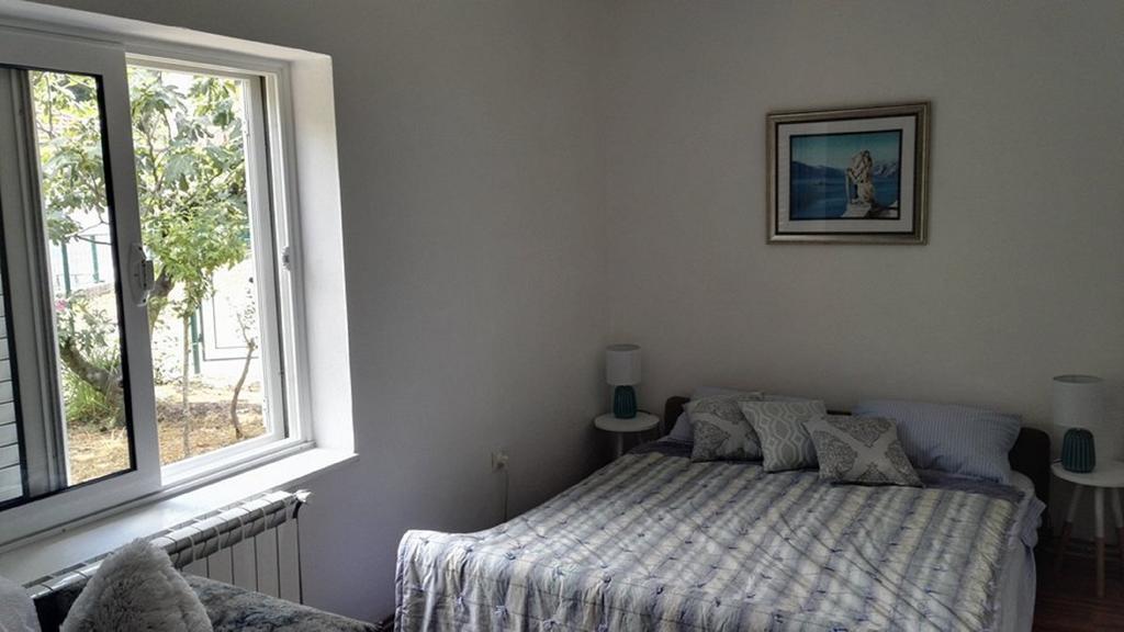 Apartment Rose Garden Risan Bagian luar foto
