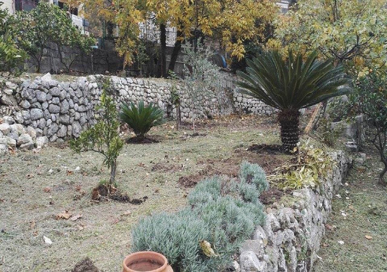 Apartment Rose Garden Risan Bagian luar foto
